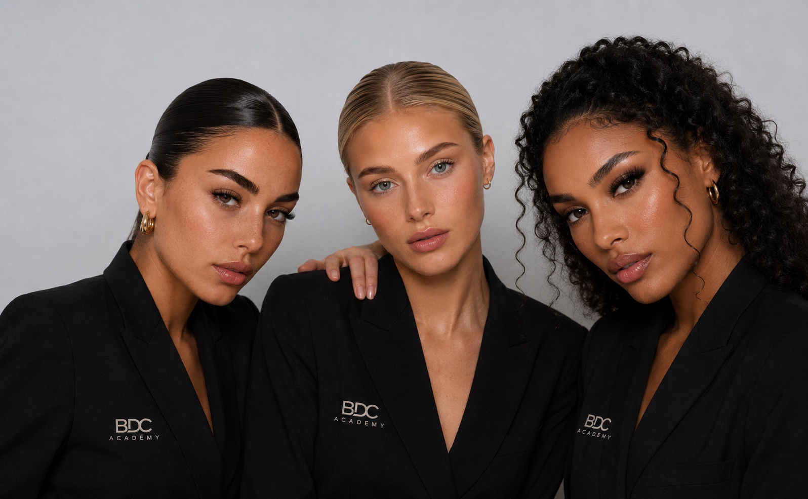 Trois techniciennes en veste Beauté du Cil Academy